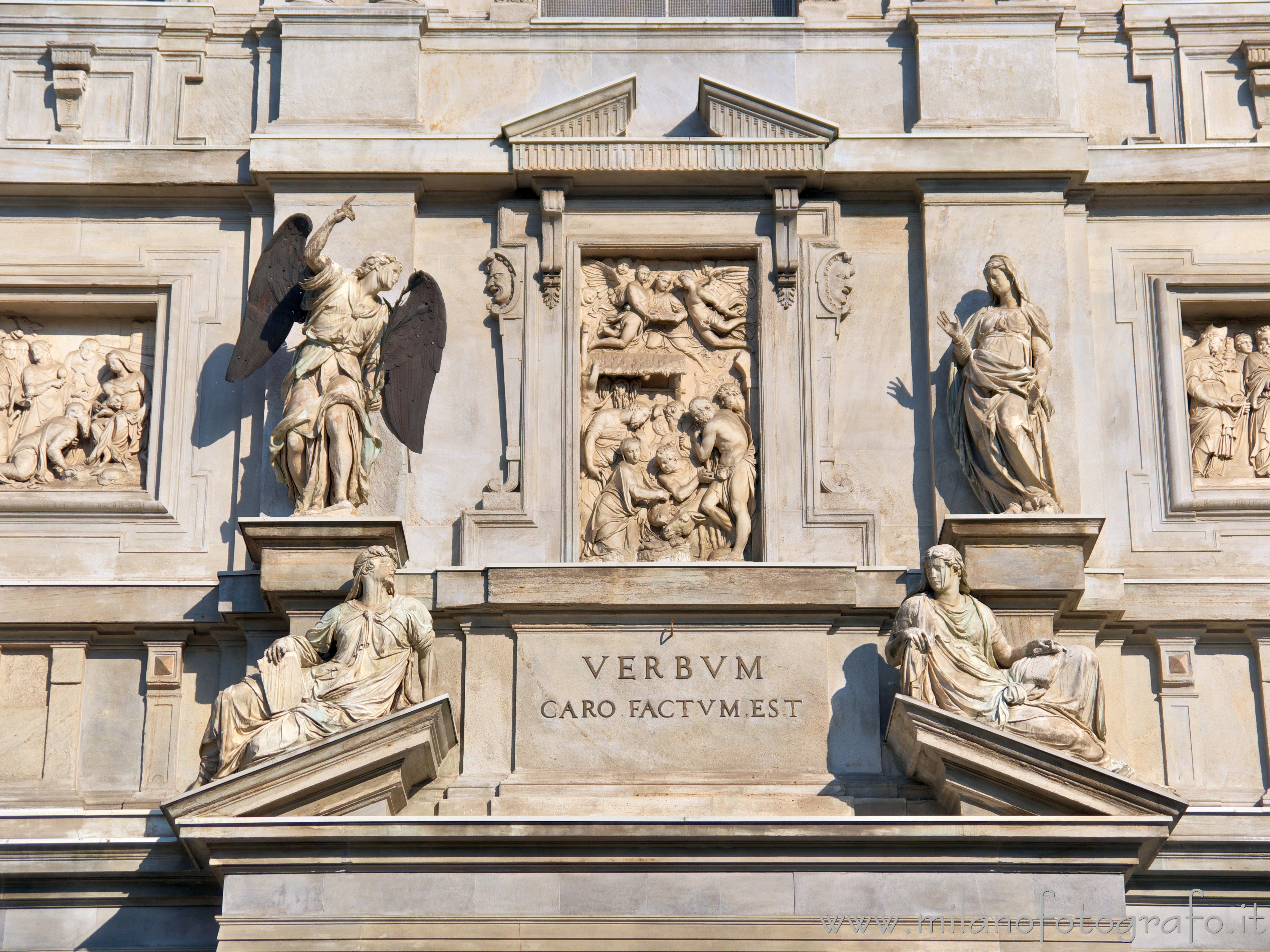 Milano - Statue sopra alla porta principale della Chiesa di Santa Maria dei Miracoli